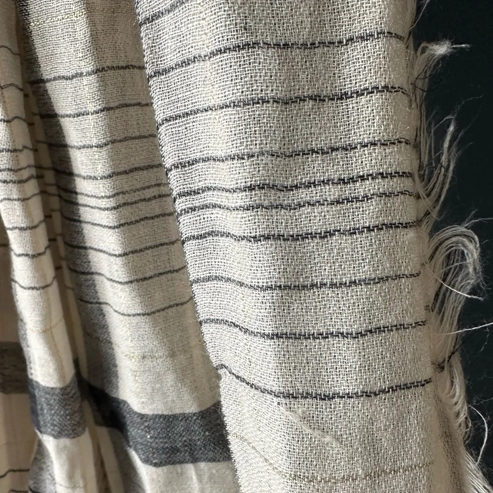 🧣 Women’s scarf Plaid offwhite blue plaid gold wrap VGUC